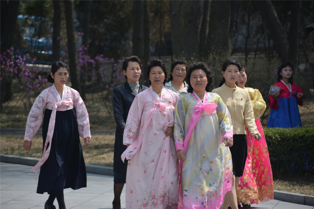 图为朝鲜街头一群穿民族服装的朝鲜女性,有年轻的妹子,有年长的大妈.