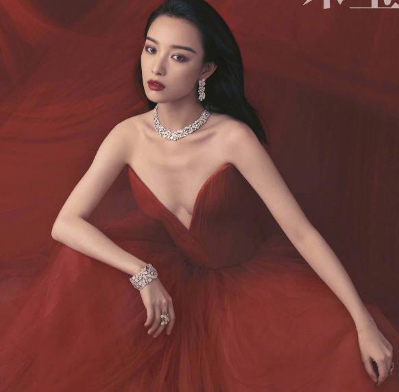 倪妮穿深v红裙,大秀锁骨,每一次的硬照都这么惊艳