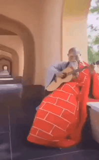 搞笑段子动图:一曲情为何物,唱出了老纳的悲伤!