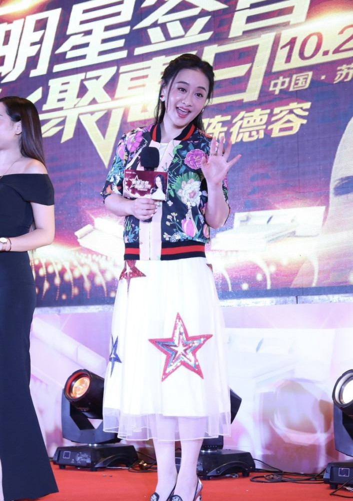 陈德容生图也能打,穿亮片纱裙温柔甜美,快50岁还保持牛奶肌