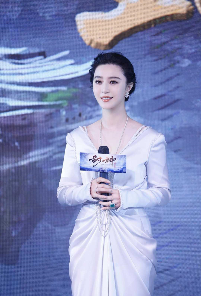 范冰冰真有"贵妇范",银白色连衣裙配低盘发,气质不输豪门阔太