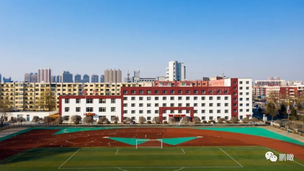 1953年创建的吉林市第二中学校 坐落在风景秀丽的松花江畔,祥居吉林