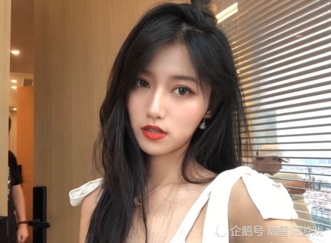 和平精英中解读赛季规则的女解说生活照曝光:御姐风格