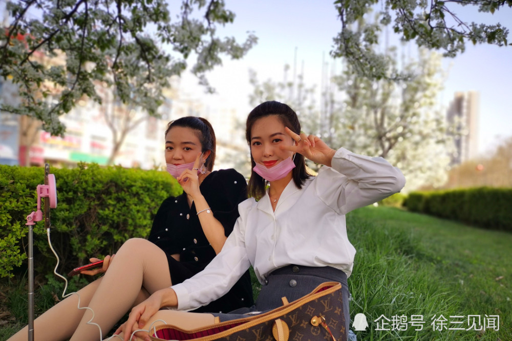 直播赏梨花,新疆库尔勒,美女直播赏梨花