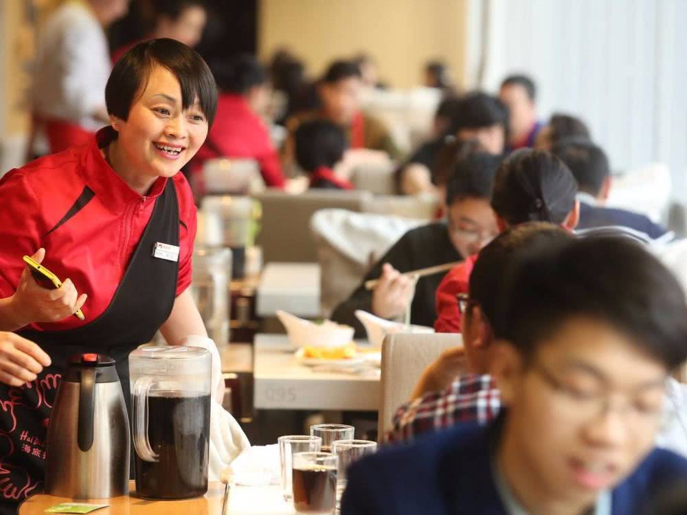 海底捞的第一位女服务员,和张勇一起工作了25年,如今身价令人眼红