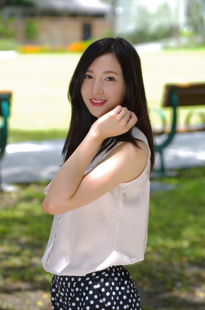靓丽女孩薇薇完美穿搭青春而有活力