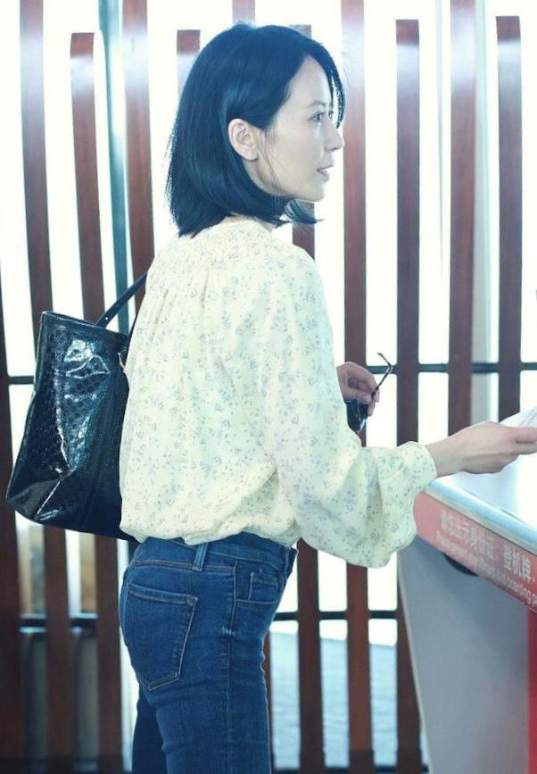 俞飞鸿总算剪了锁骨发,穿碎花衬衫搭配微喇牛仔裤,至少年轻18岁