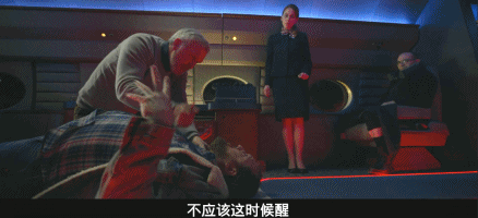 一个身材高大的肌肉男趔趔趄趄地从后机舱走出来,下巴挂着一串口水