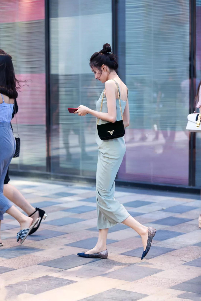 街拍:白到发光的小姐姐,这估计是所有女生最羡慕的存在吧!