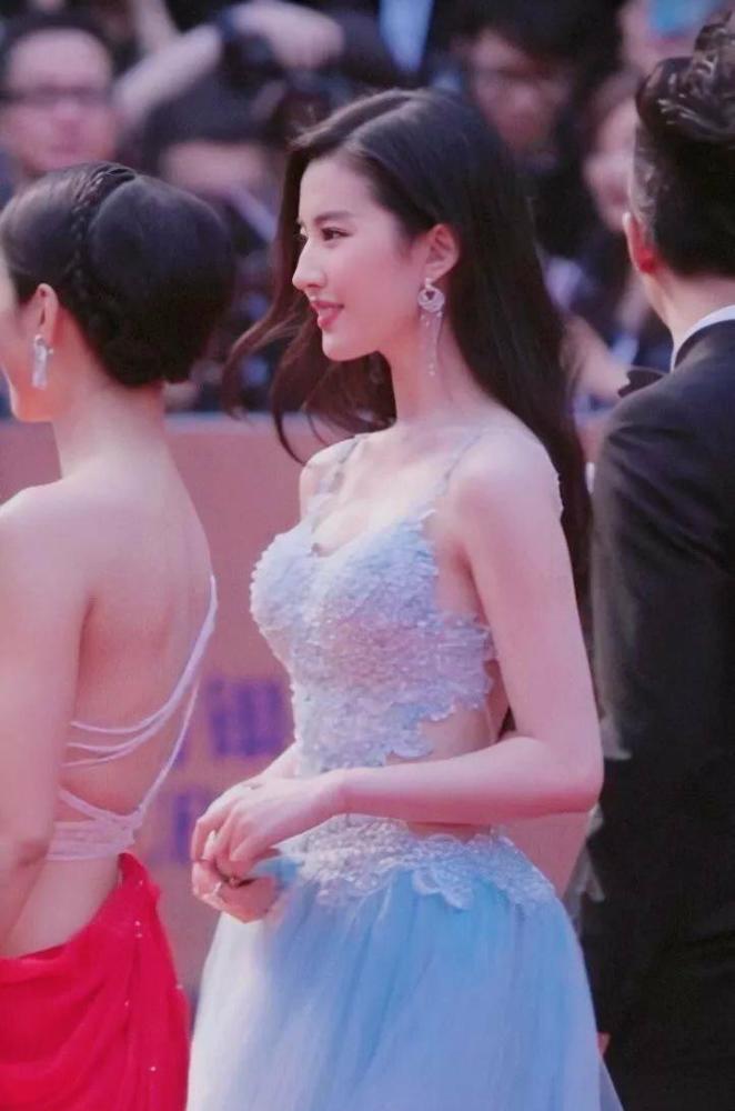 刘亦菲也放得开,露背礼服配网纱裙秀出好身材,性感仙气两不误