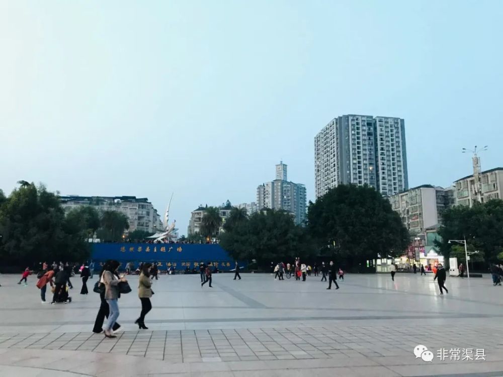我偷偷拍下万兴广场这一幕:多少人为这一天付出了心血
