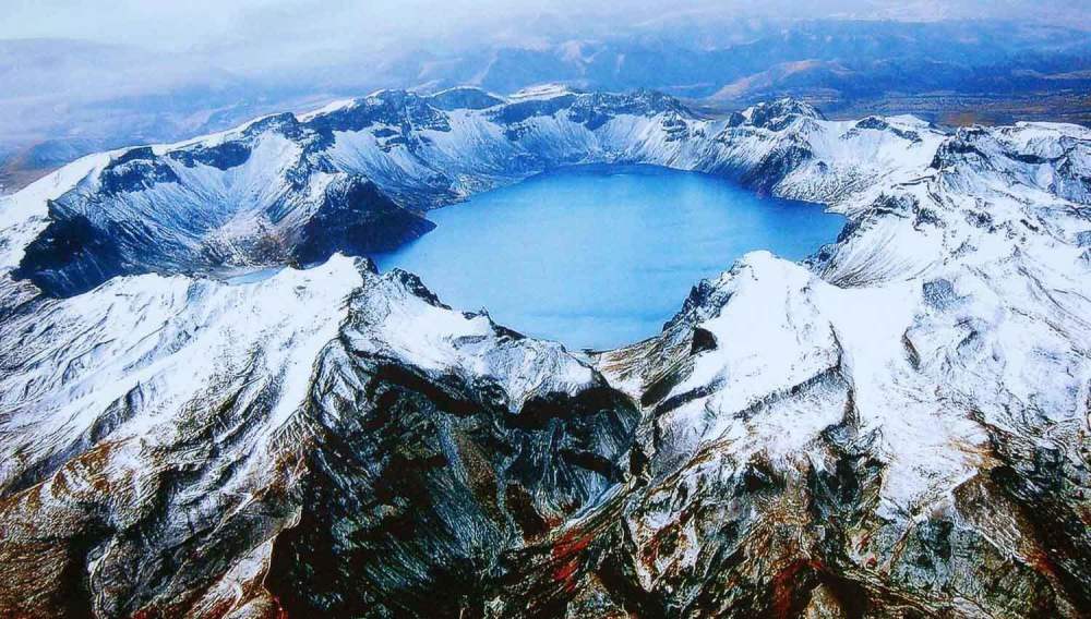 中华十大名山之一,有中国最高的高山湖泊,被誉为"人间