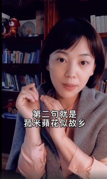 前央视主持劳春燕近况曝光,气质淡雅保养好,主持功底依旧强大