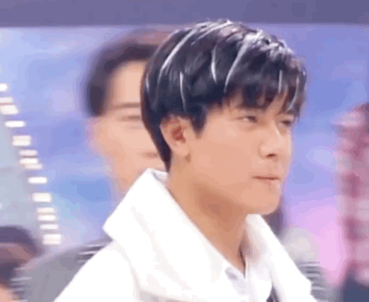 郭富城摇头杀,千玺立麦杀,果然帅的人连动作都一样,真