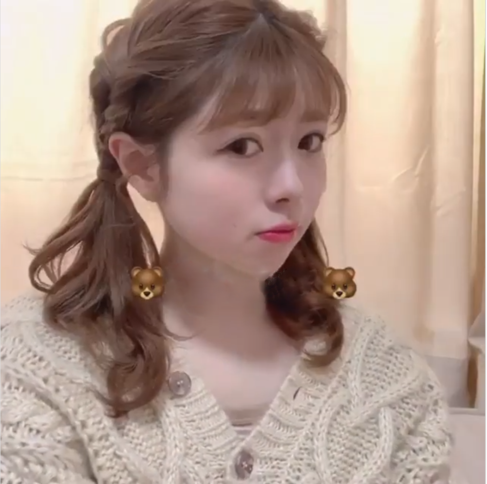 懒人辫是直接将分成左右两束的头发扎起来,直接变成双马尾即可