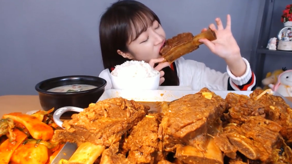 韩国美女大胃王:15分钟"横扫"40斤排骨,让人惊掉下巴的食量