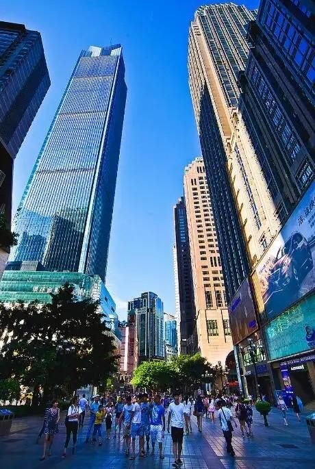 重庆解放碑的都市感越来越强烈,绝对的世界一线发达城市感!
