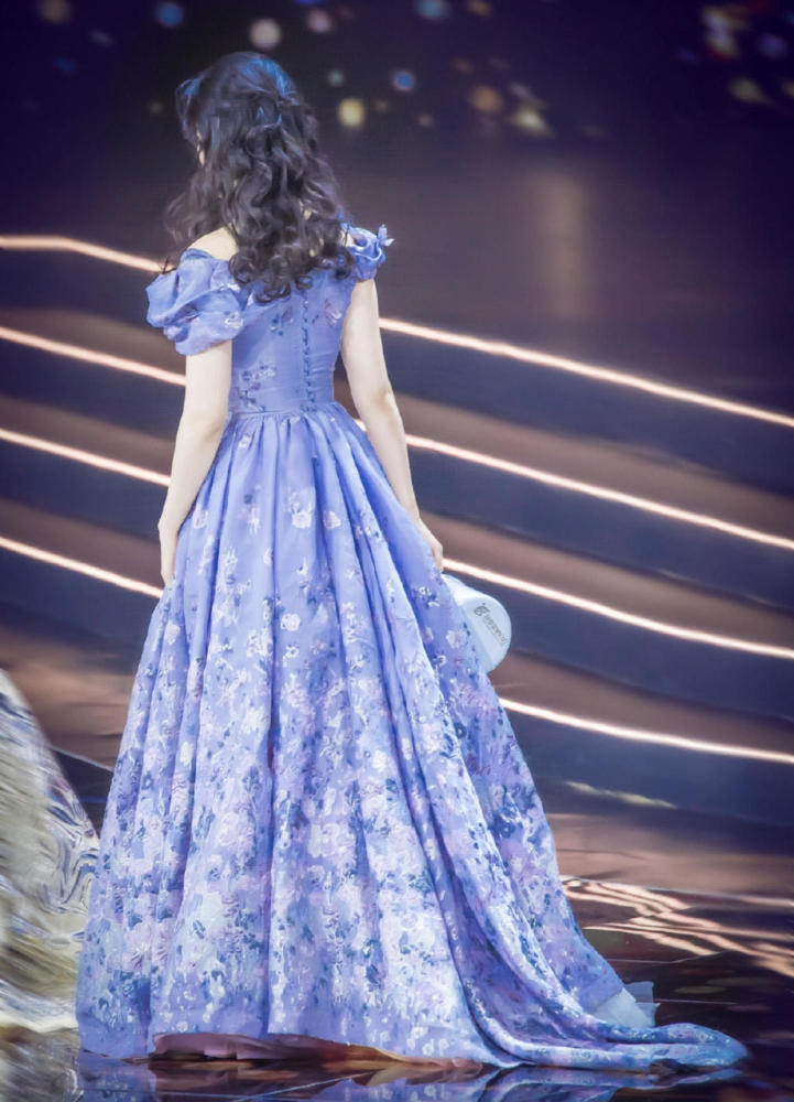 刘亦菲为自己挑选的蓝色连衣裙,能够展现温柔和优雅,仙女下凡