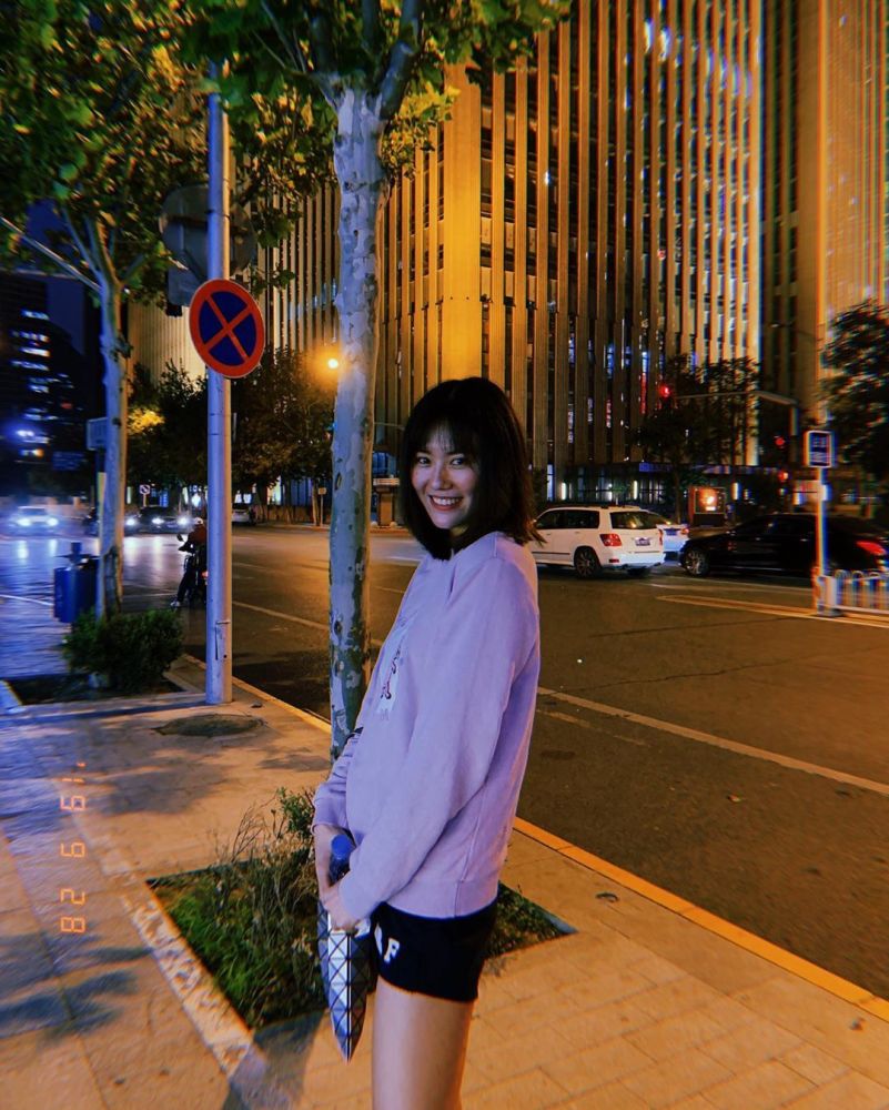 身高一米八的高个美女,拥有不加任何特效的大长腿,身材比例完美