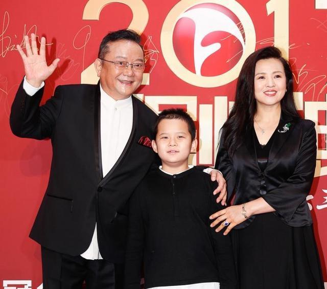 "和珅专业户"王刚:三婚两离,娶了小20岁娇妻!60岁才得一儿子