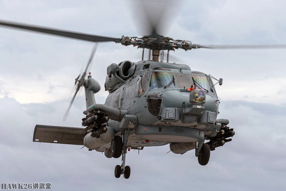 澳大利亚"阿德莱德"号两栖登陆舰 mh-60r直升机首次着