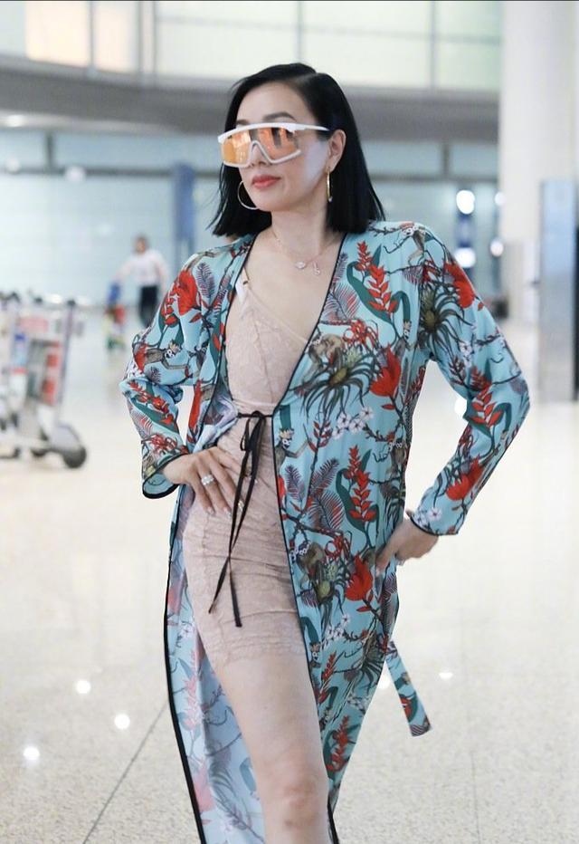 钟丽缇丰满有肉感,皮裤穿成打底裤,微胖身材看起来超舒服