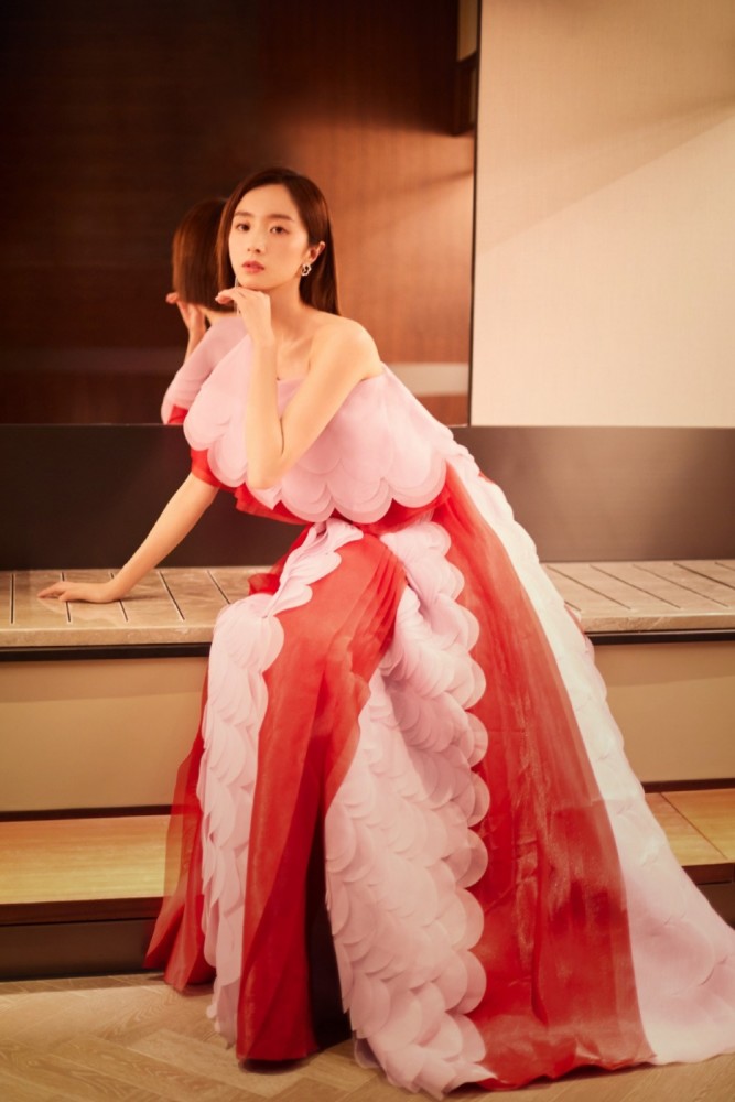 胡冰卿一袭淡粉正红叠交斜肩礼服优雅似公主写真