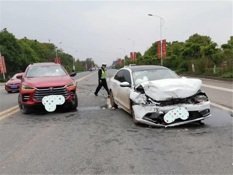 大众速腾撞上比亚迪唐,真实演绎啥叫"纸糊车",啥叫"公路坦克"!