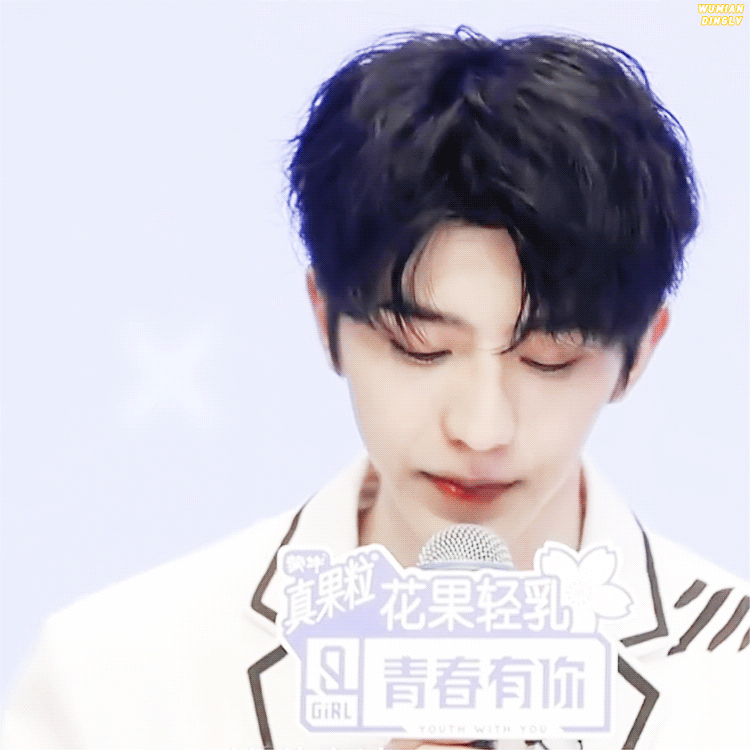 蔡徐坤《青春有你2》上演换装秀,来和蔡徐坤学穿搭吧!