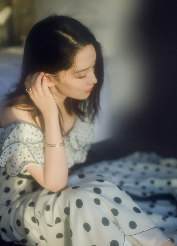 李沁"直线腿"太绝!看到她与旁边柱子相比,全网女粉酸成柠檬精