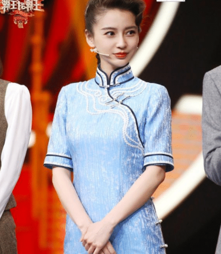 关晓彤杨颖节目同穿旗袍,看到两人旗袍后,网友:差距明显