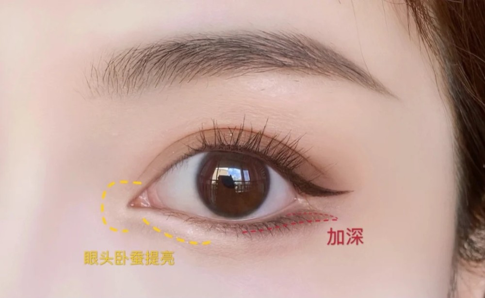 最后 用高光点亮眼头和下眼睑中间部分,再涂上睫毛,一个放大双眼的
