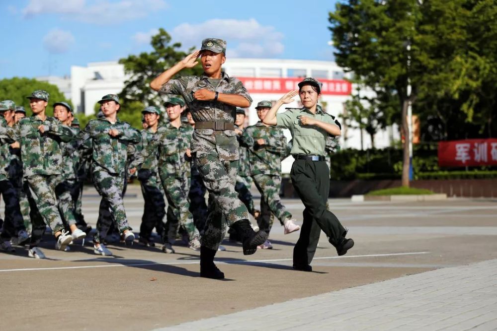 大学军训时的教官到底是什么人,军训结束后为何悄悄溜走?