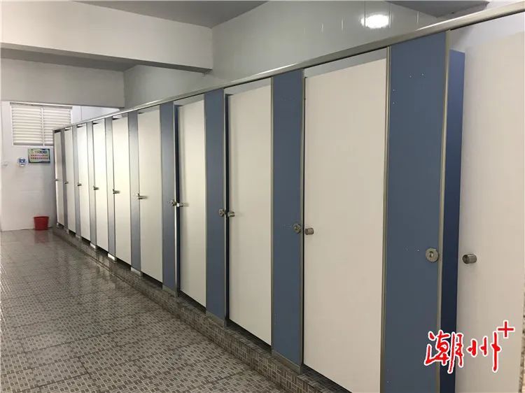 新建成的公厕内部合理配比男女厕位,并配备第三卫生间,母婴室等,满足
