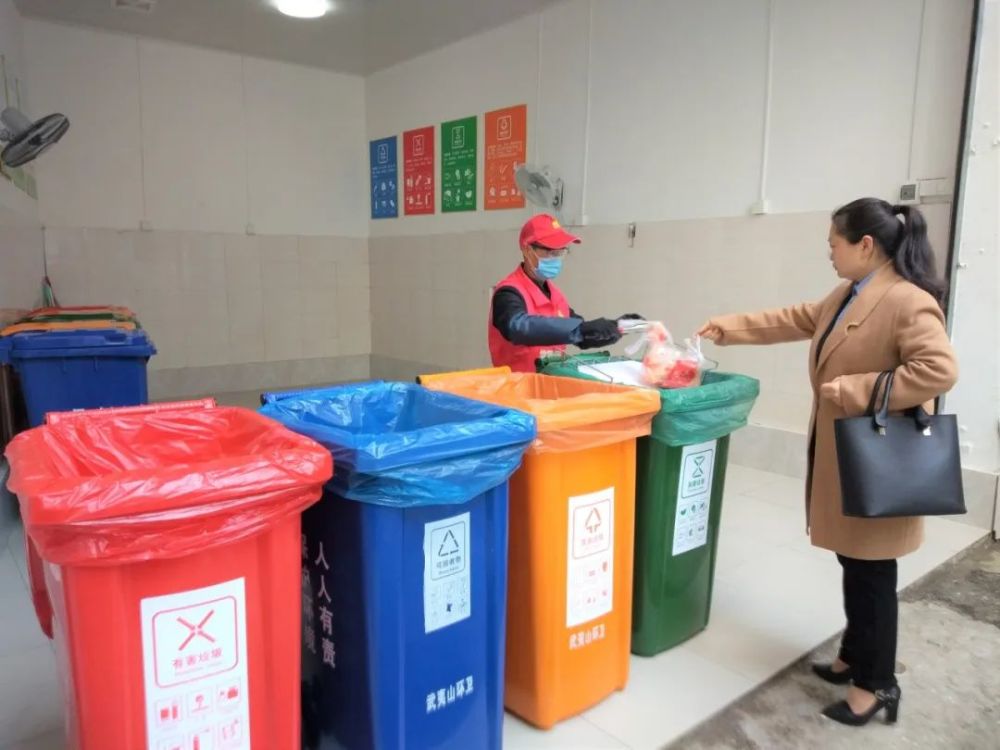 市民到垃圾分类屋投放垃圾