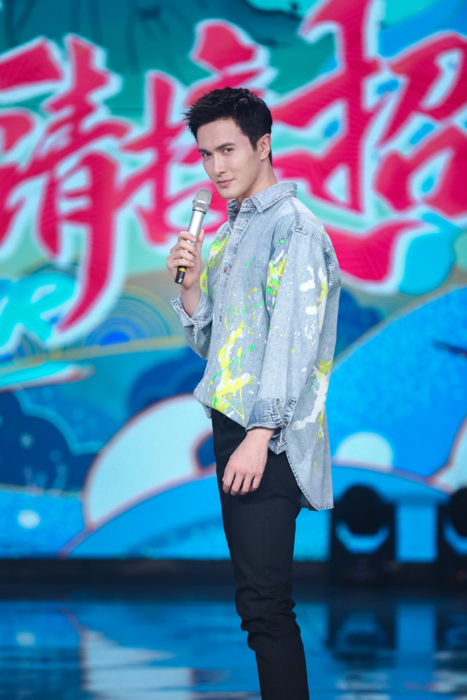 高伟光和吴昕cos《枕上书》,吴昕动作僵硬,何炅调侃:像做复健