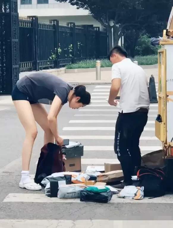 即便是弯腰拿东西,朱婷的两条长腿还是藏不住,这就是身体天赋.