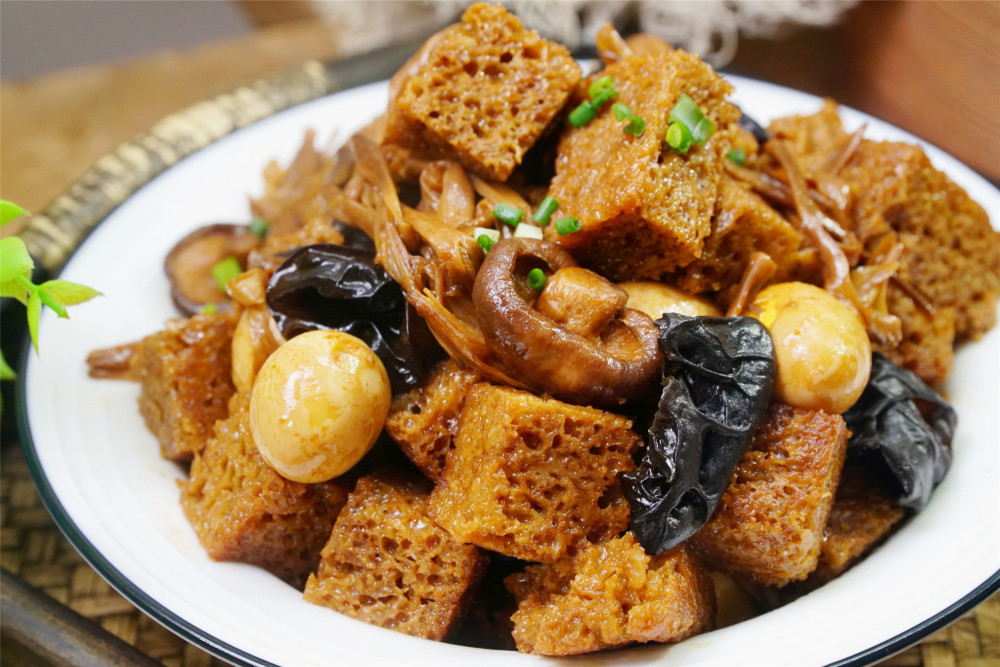 这菜,是上海的招牌菜,寓意家中男丁取得高就,浓油赤酱