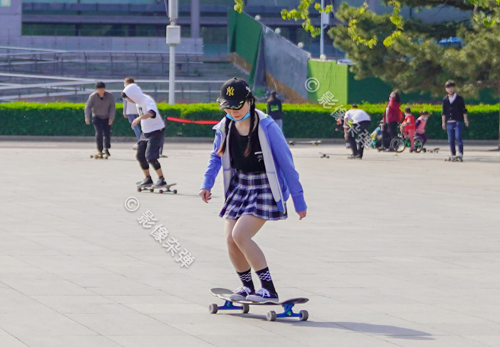北京气温回升最高达25℃,市民衣着五花八门,美女穿短裙滑滑板