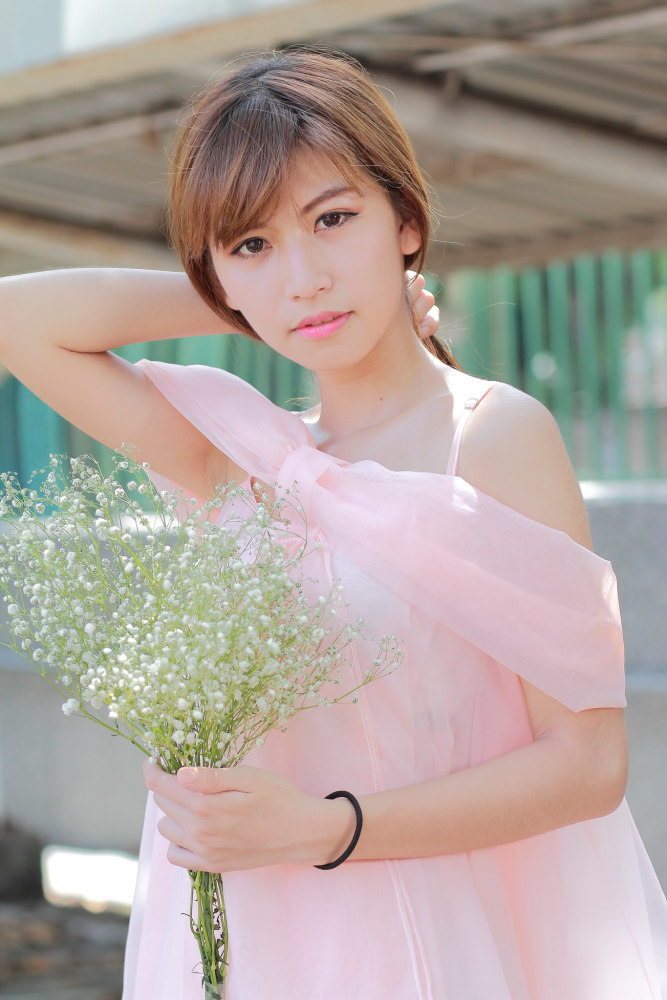 气质美女粉色吊带连衣裙性感写真,尽显青春少女感