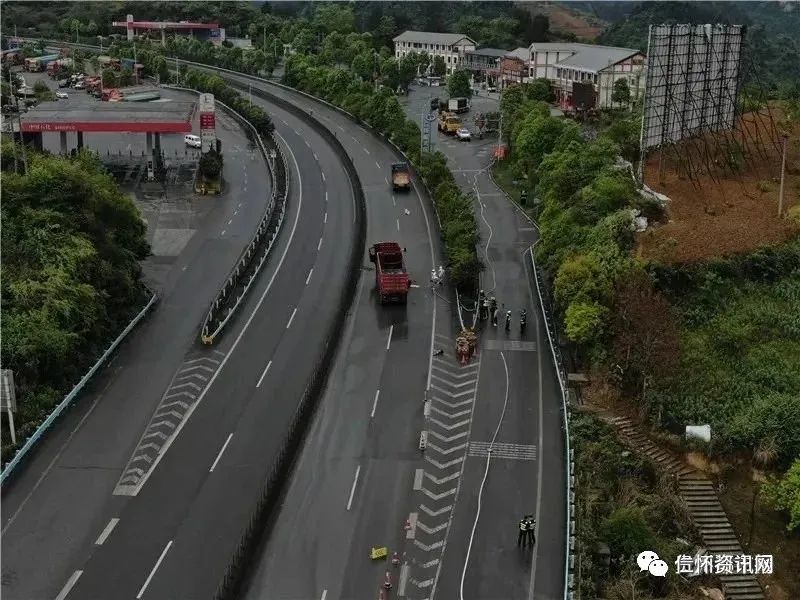 遵赤高速仁怀收费站两大货车相撞,车用天然气罐泄漏 太危险!