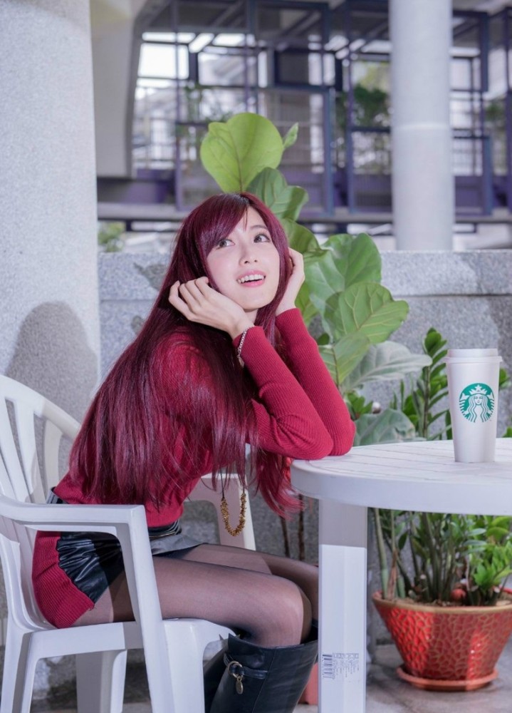靓丽女孩红色上衣的精品搭配,美丽大方