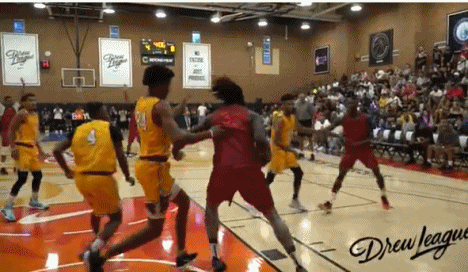 在他打橄榄球的那段时间, 父亲认为他一定会成为一个优秀的橄榄球运动