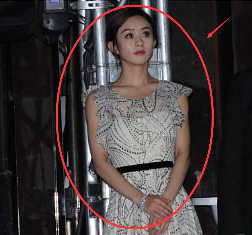 赵丽颖的身材全靠p?摄影师关掉美颜滤镜,说她80斤都嫌