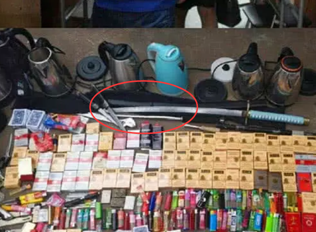 初中校园查出"违禁品",图1图2不算啥,看到女生宿舍:懵