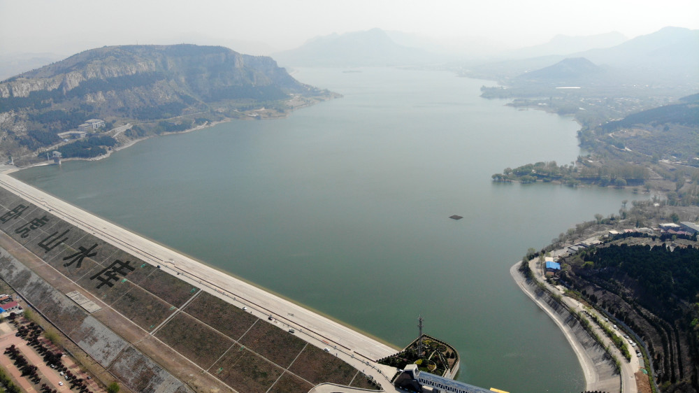 这是4月12日拍摄的济南卧虎山水库景色(无人机照片).