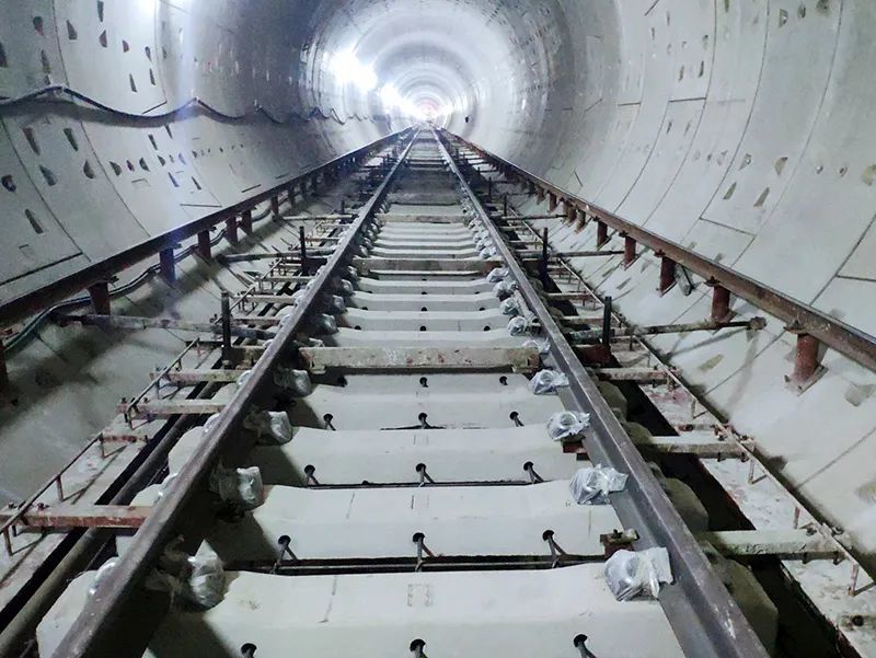 地铁一号线工程轨道安装三标地下线预埋式(长轨枕)普通整体道床施工