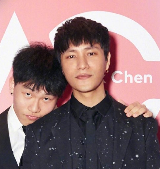 陈坤与十八岁的儿子合影,相差26岁的父子俩,却像兄弟