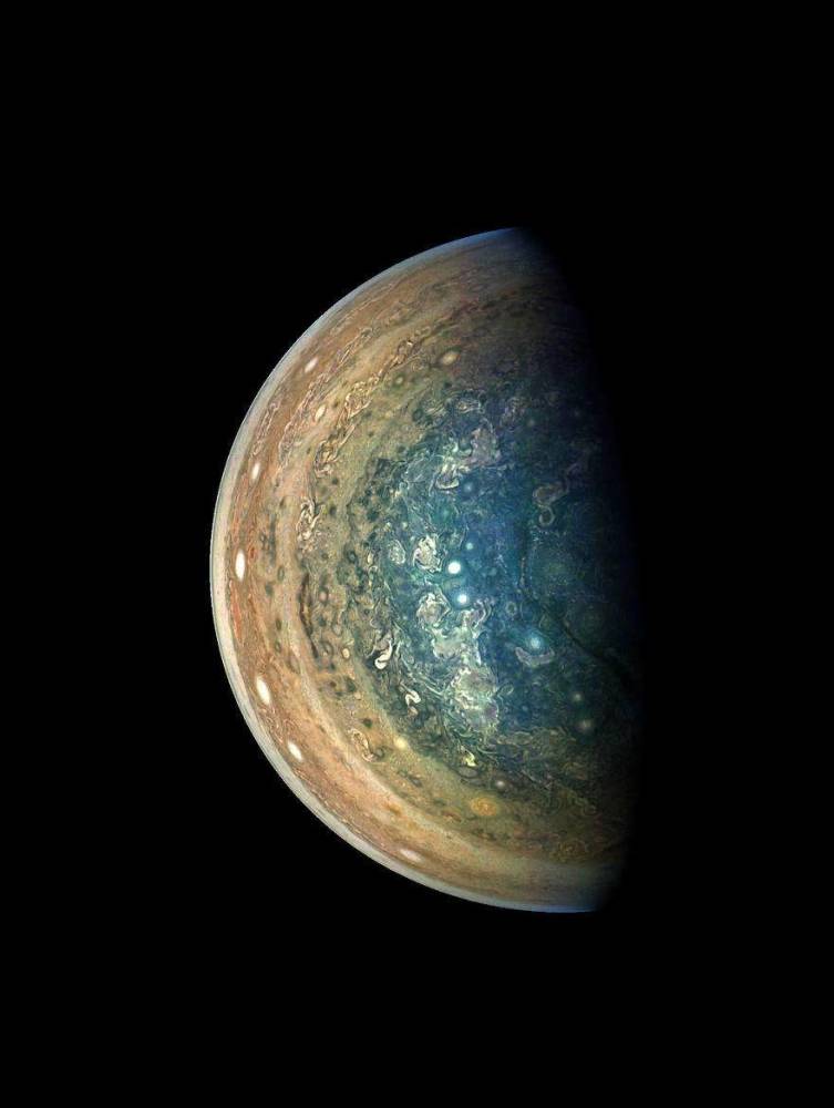 是朱诺号测器在接近完成对这颗气态巨行星的第十次近距离飞越时拍摄的