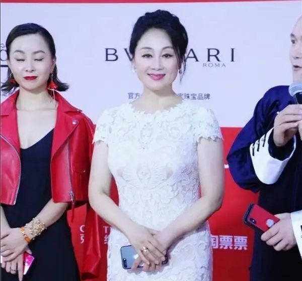 王姬老了走红毯,皱纹可真不少,身材却比28岁女儿都要迷人!